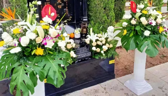 鮮花祭祀是一種為了表達哀悼、惋惜、懷念